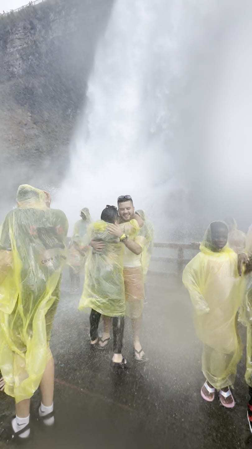 Video real de nuestros viajeros bajo las Cataratas del Niágara en la Cueva de los Vientos