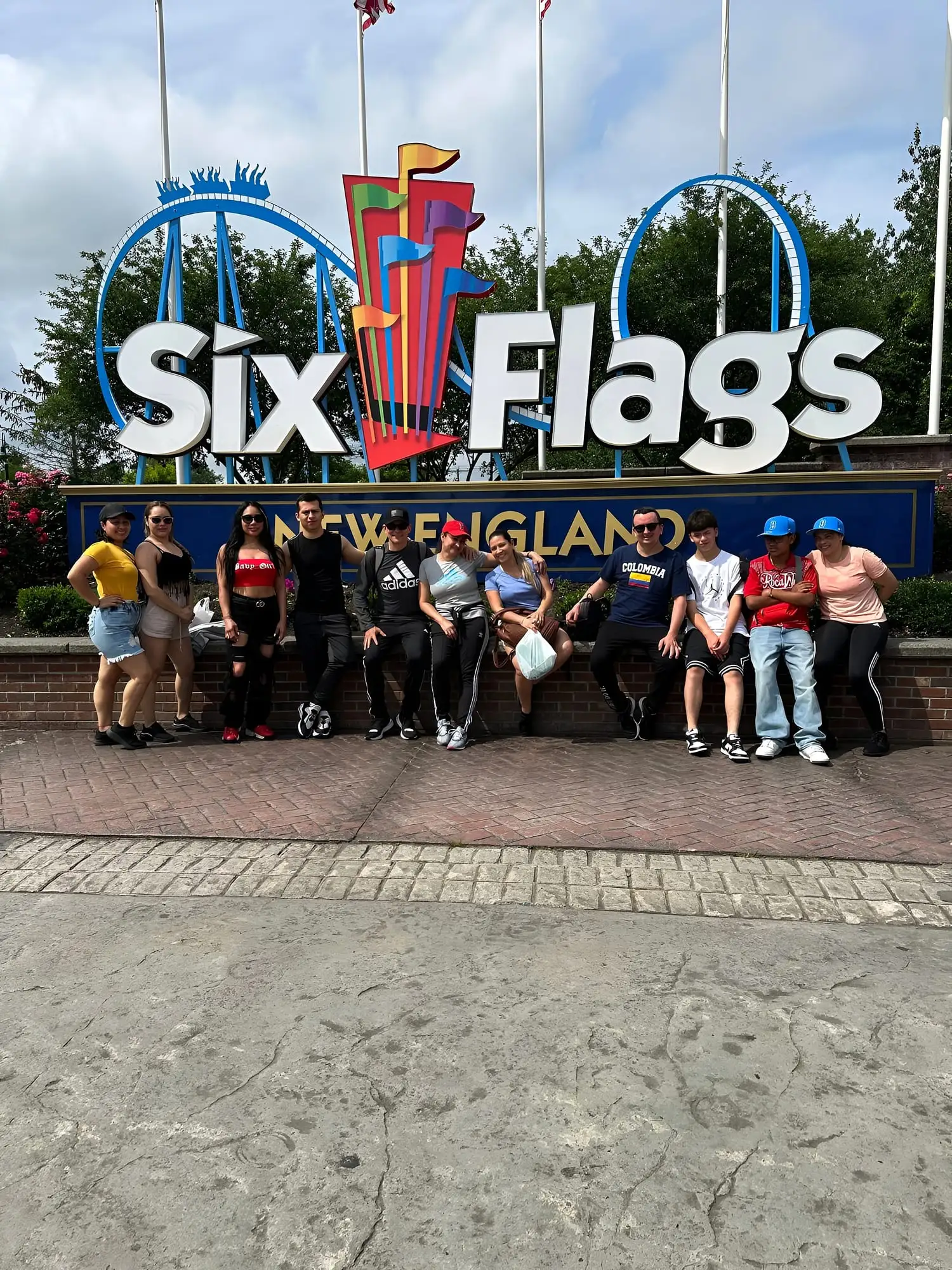 Familia disfrutando un parque de diversiones